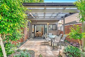 'Violet Cottage' An Idyllic Urban Oasis for Two, Adelaide
